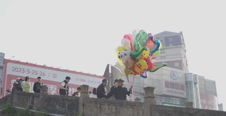 余姚通济桥游客气球