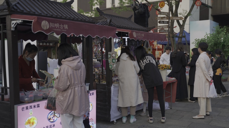 阳明古镇夜市游客人群背影