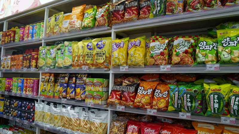 零食区薯片区膨化食品