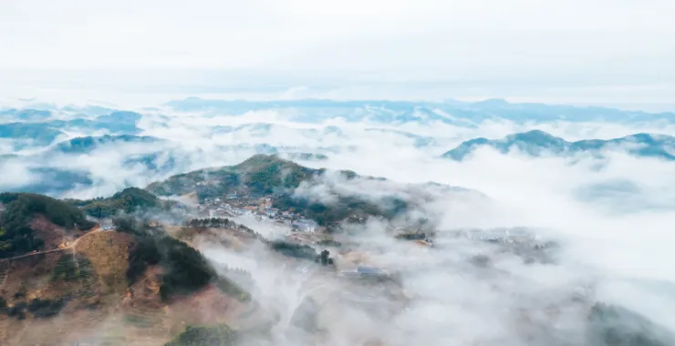 白鹿余姚四明山航拍俯瞰大山间云海村庄云雾缭绕大山里蜿蜒山路群山青山绿树全景