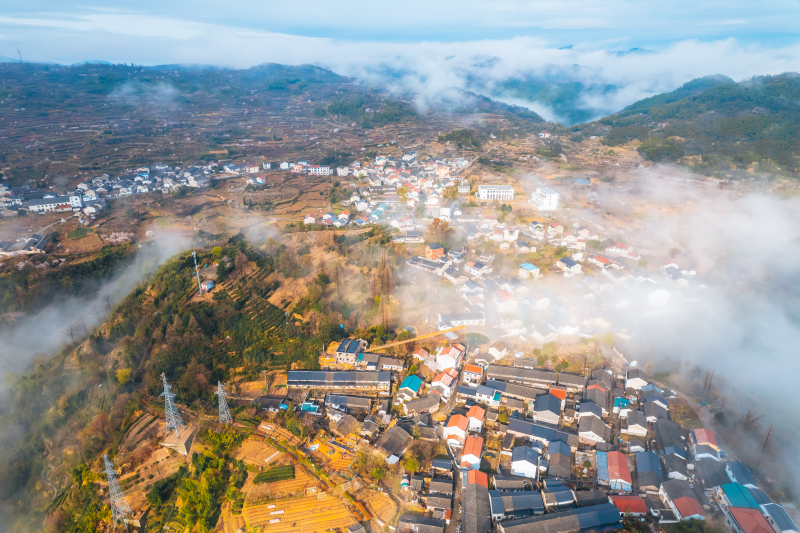 白鹿余姚四明山航拍俯瞰大山间云海村庄云雾缭绕大山里蜿蜒山路群山青山绿树全景