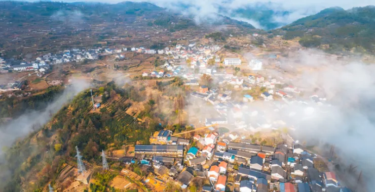 白鹿余姚四明山航拍俯瞰大山间云海村庄云雾缭绕大山里蜿蜒山路群山青山绿树全景