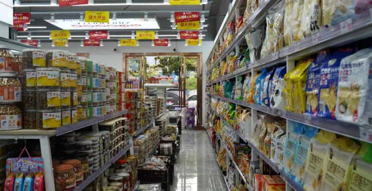 零食店零食区环境图超市货架