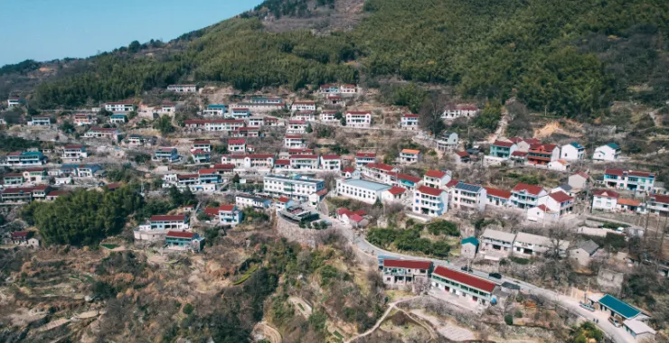 余姚悬岩村蓝天白云大山里山间道路蜿蜒航拍俯瞰山路农家房屋全景