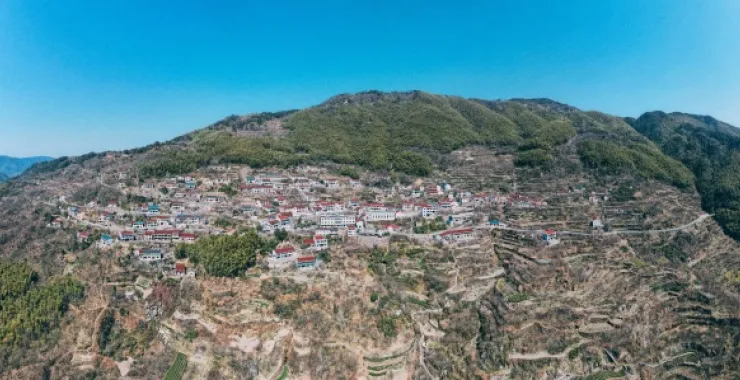 余姚悬岩村蓝天白云大山里山间道路蜿蜒航拍俯瞰山路农家房屋全景