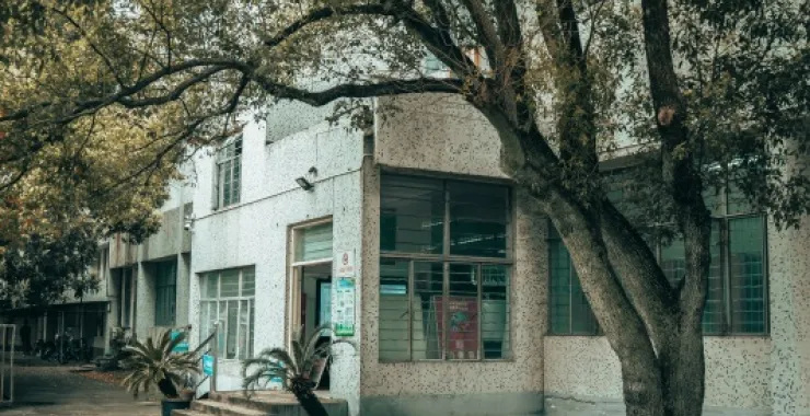 老的余姚图书馆图书书架书籍阅读看书学生课外书整齐读书借书文学小说