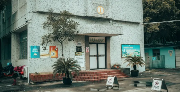 老的余姚图书馆图书书架书籍阅读看书学生课外书整齐读书借书文学小说