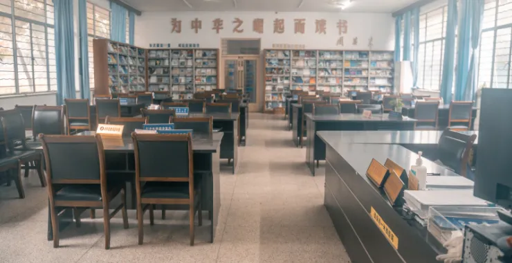 老的余姚图书馆图书书架书籍阅读看书学生课外书整齐读书借书文学小说
