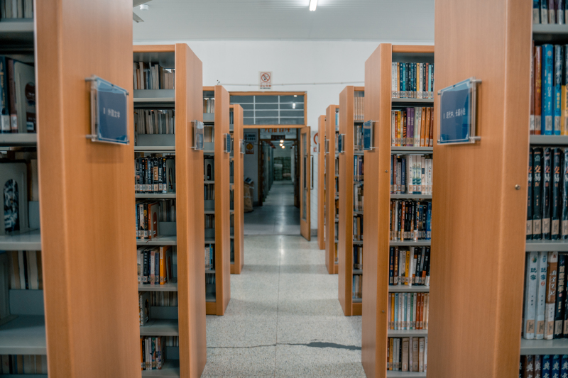 老的余姚图书馆图书书架书籍阅读看书学生课外书整齐读书借书文学小说