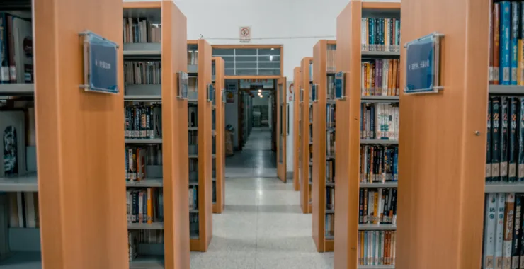 老的余姚图书馆图书书架书籍阅读看书学生课外书整齐读书借书文学小说