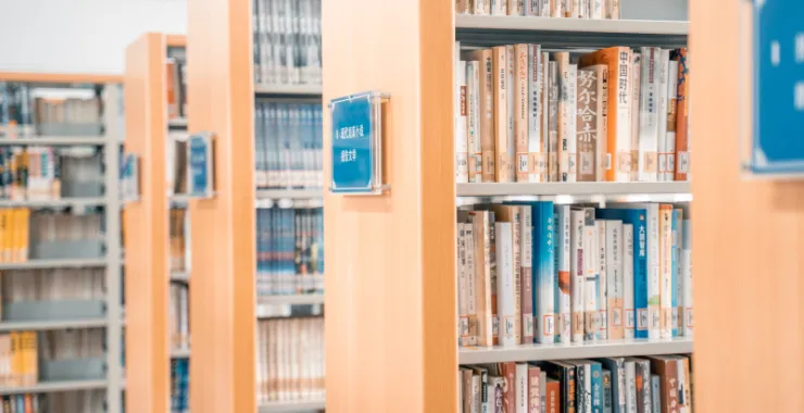 老的余姚图书馆图书书架书籍阅读看书学生课外书整齐读书借书文学小说