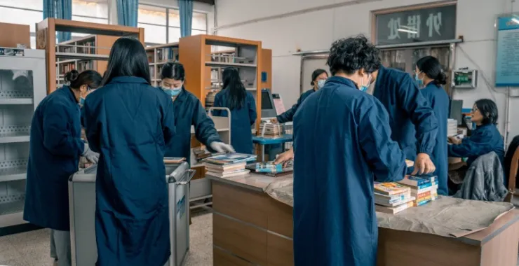老的余姚图书馆借书读书阅读空书架书柜书立整理拆迁搬迁