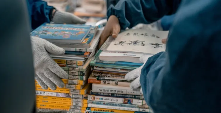 老的余姚图书馆借书读书阅读空书架书柜书立整理拆迁搬迁