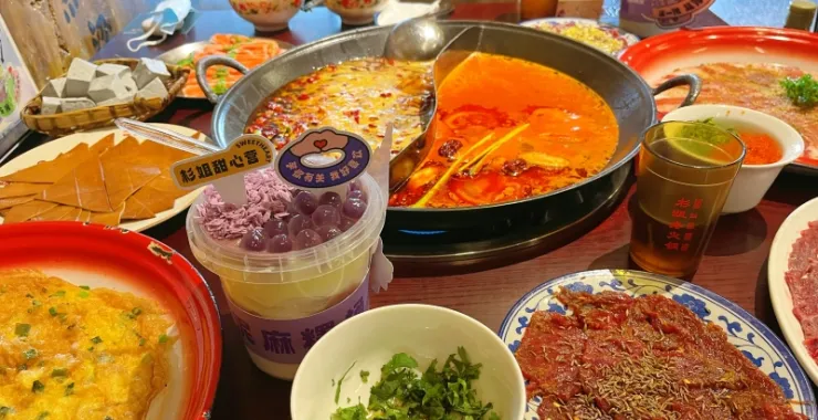 特色重庆火锅牛油锅香辣过瘾