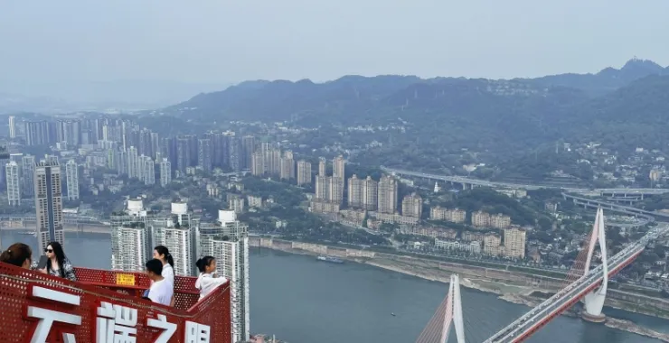 景点打卡重庆云端之眼高空观景台俯瞰全景