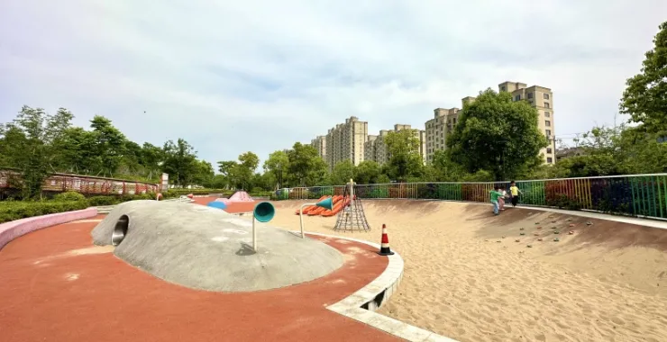 余姚蛇山公园花园绿道塑胶跑道沙坑