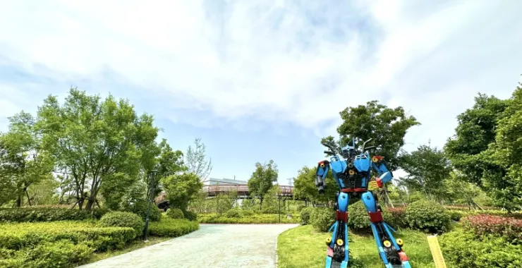 余姚蛇山公园花园绿道塑胶跑道大黄蜂