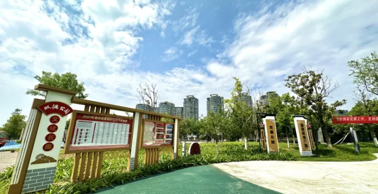 余姚市姚江公园蓝天白云下的绿色春色步道树