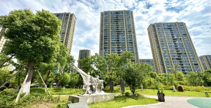 余姚市姚江公园蓝天白云下的绿色春色步道树