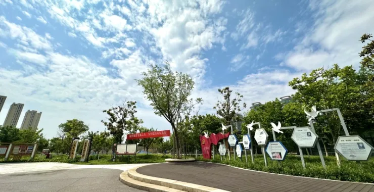 余姚市姚江公园蓝天白云下的绿色春色步道树
