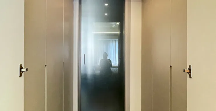 现代轻奢风探家衣柜