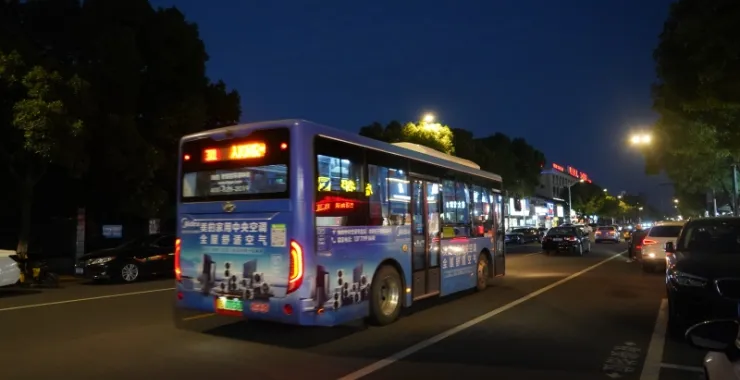 余姚街头公交车傍晚夜晚夜景