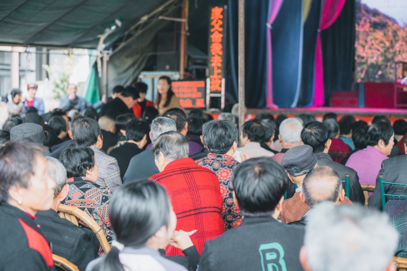 余姚姚剧唱戏戏曲社戏后台化妆演员农村民间活动老年人传统看戏