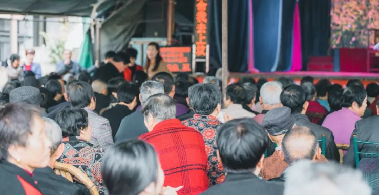 余姚姚剧唱戏戏曲社戏后台化妆演员农村民间活动老年人传统看戏