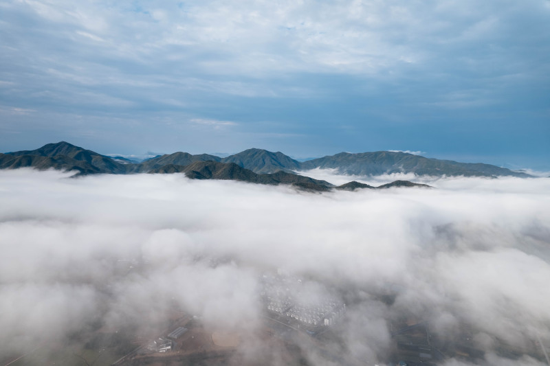 蓝天白云余姚四明山航拍俯瞰大山间云海村庄云雾缭绕