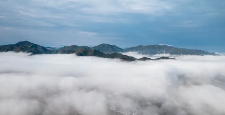 蓝天白云余姚四明山航拍俯瞰大山间云海村庄云雾缭绕