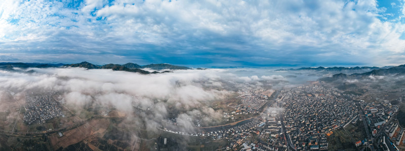 蓝天白云余姚四明山航拍俯瞰大山间云海村庄云雾缭绕全景城区城市