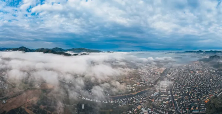 蓝天白云余姚四明山航拍俯瞰大山间云海村庄云雾缭绕全景城区城市