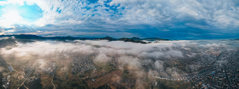 蓝天白云余姚四明山航拍俯瞰大山间云海村庄云雾缭绕全景城区城市