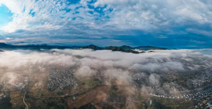 蓝天白云余姚四明山航拍俯瞰大山间云海村庄云雾缭绕全景城区城市