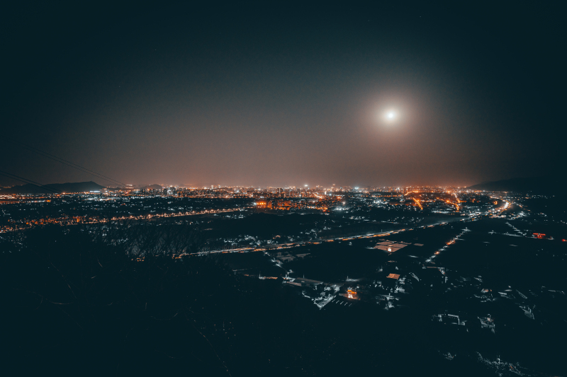 余姚城区城市夜景灯火灯光公路高楼建筑高空月亮晚上俯瞰城市航拍全貌全景金碧辉煌交通路灯车水马龙车流