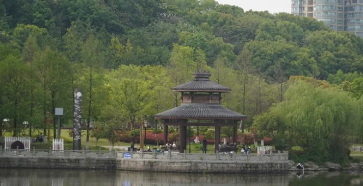 余姚玉皇山公园自然景观春色绿色河流亭子