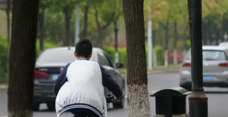 学生骑自行车背影