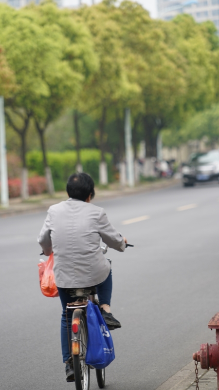 骑自行车余姚街头背影