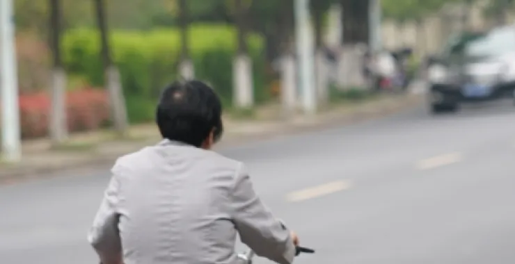 骑自行车余姚街头背影