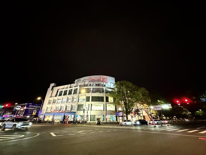余姚书城新华书店余秋雨题词夜景远景