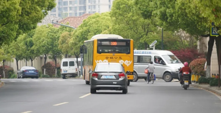 马路街头汽车公交车