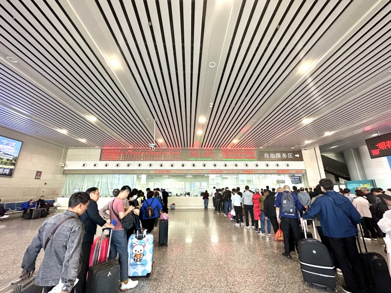 宁波火车站动车站一楼售票处人工窗口