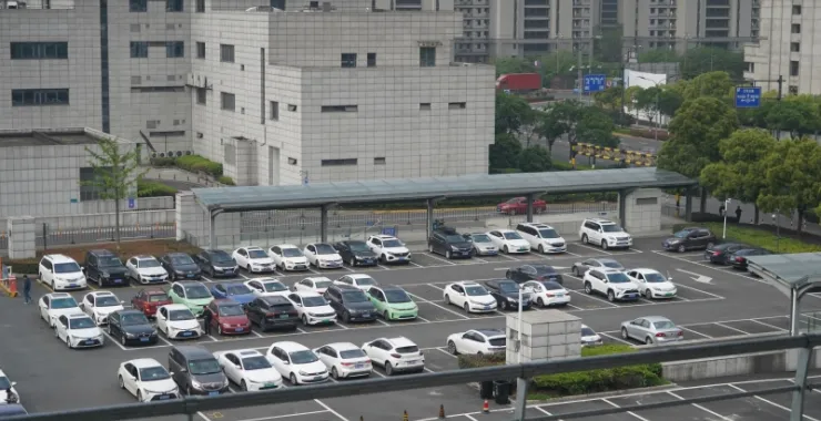 余姚高铁北站停车场汽车