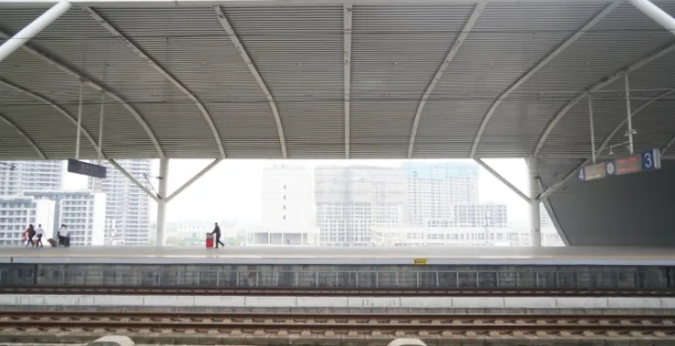 余姚高铁北站站台乘客轨道