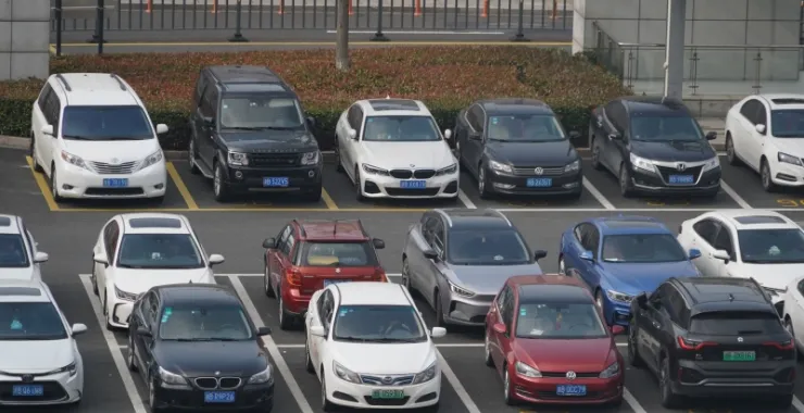 余姚高铁北站停车场汽车