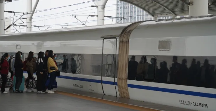 余姚高铁北站乘客上车列车人群