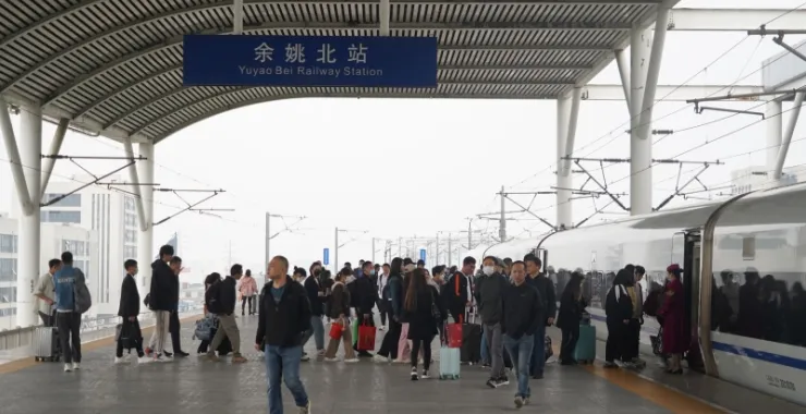 余姚高铁北站乘客列车站台人群背影旅游