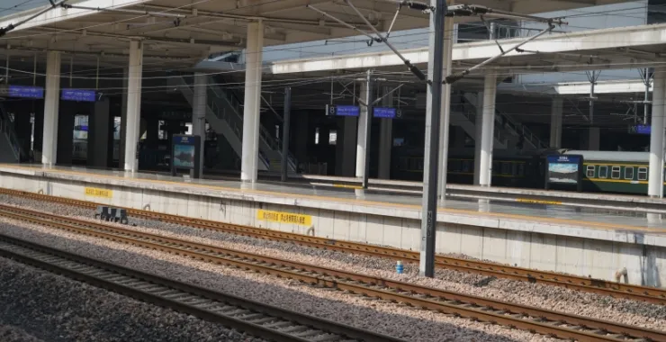 杭州南站站台轨道高铁