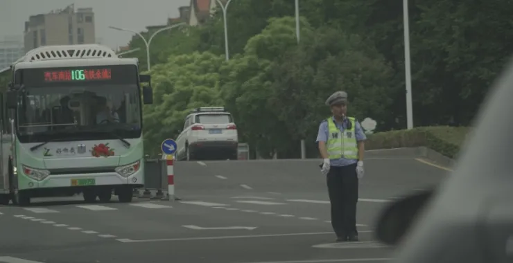 余姚早高峰马路交警公交车指挥交通