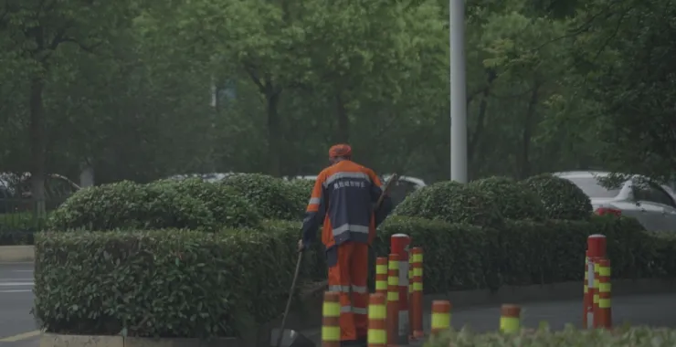 环卫工打扫卫生马路街头
